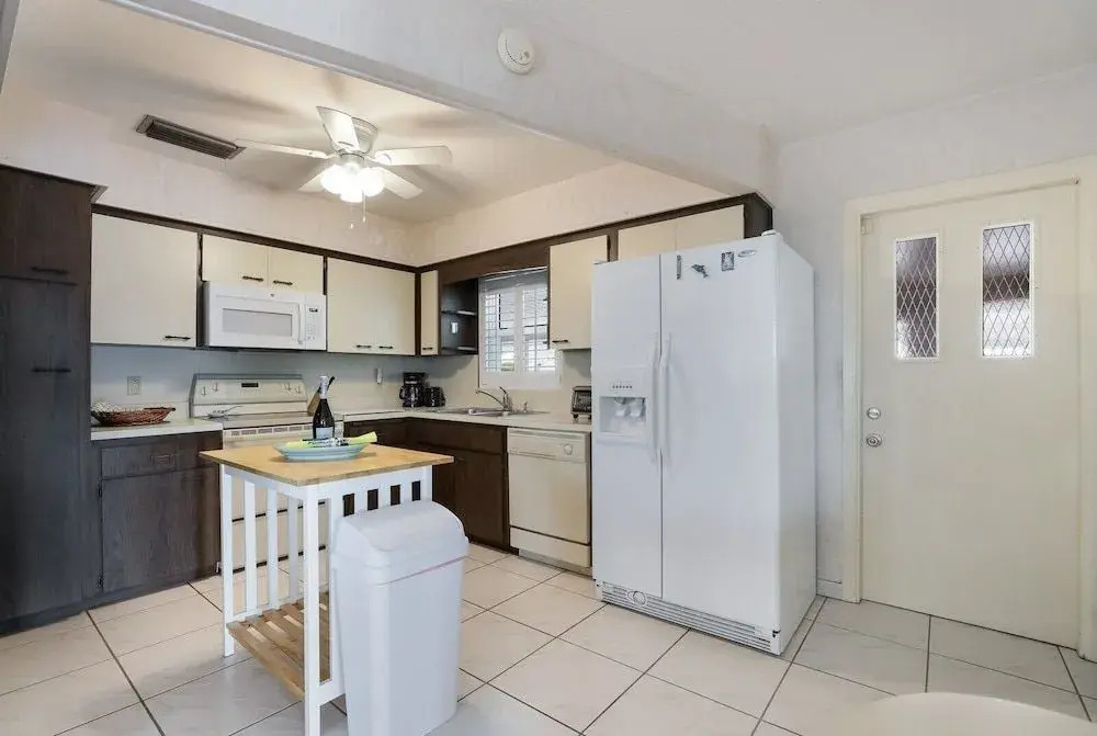 Ugly Tuna Down 1 Bedroom Cottage by RedAwning