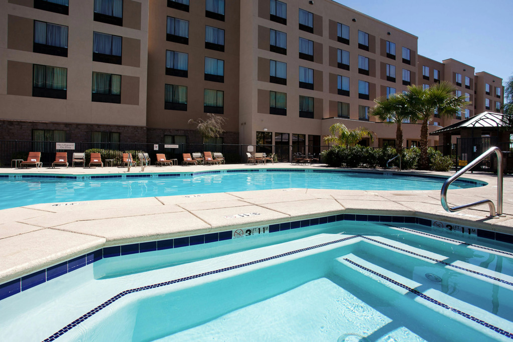 Courtyard Phoenix North / Happy Valley