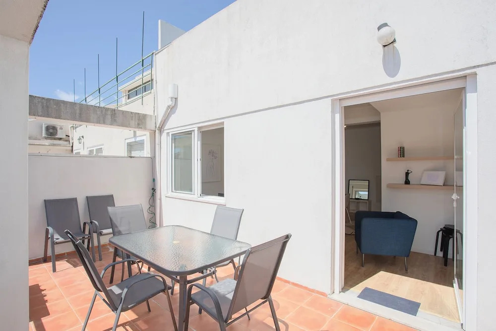 Liiiving - Downtown Balcony Apartment