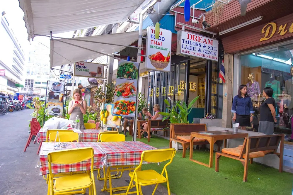 Glad Bangkok Hostel Bar and Restaurant