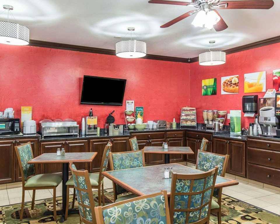 Quality Inn at Collins Road - Cedar Rapids