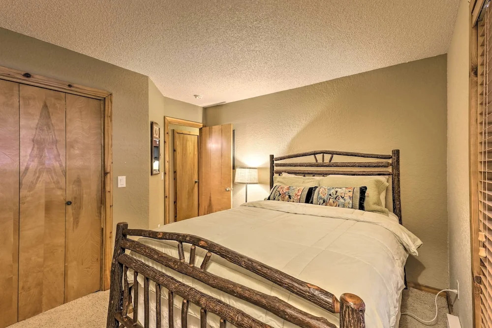Cozy Condo on Vasquez Creek w/ Free Shuttle Access