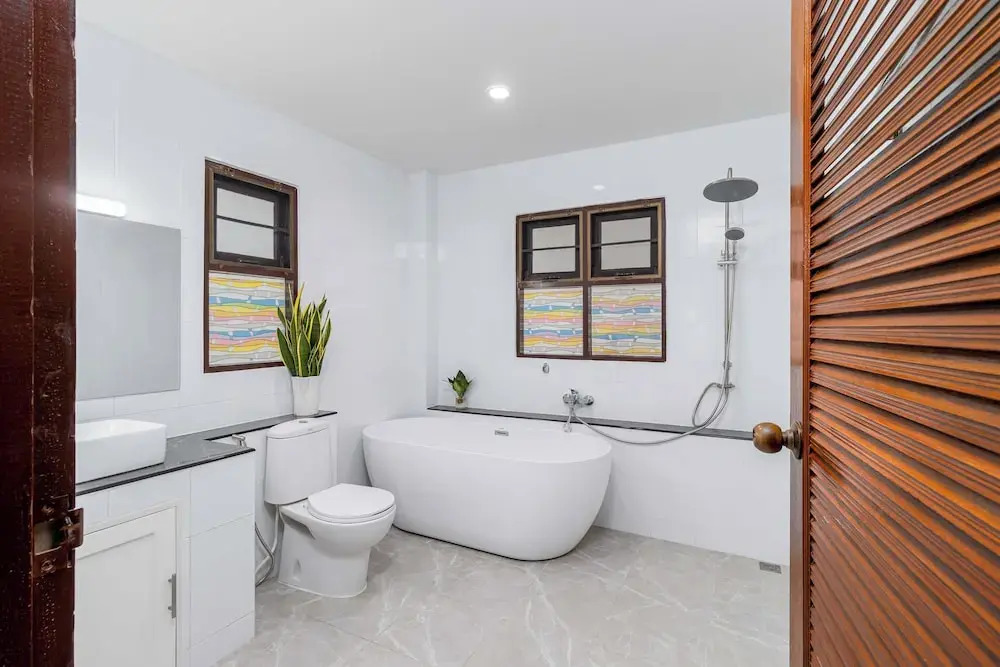 Poolside 3BR for Relaxed Stays V278