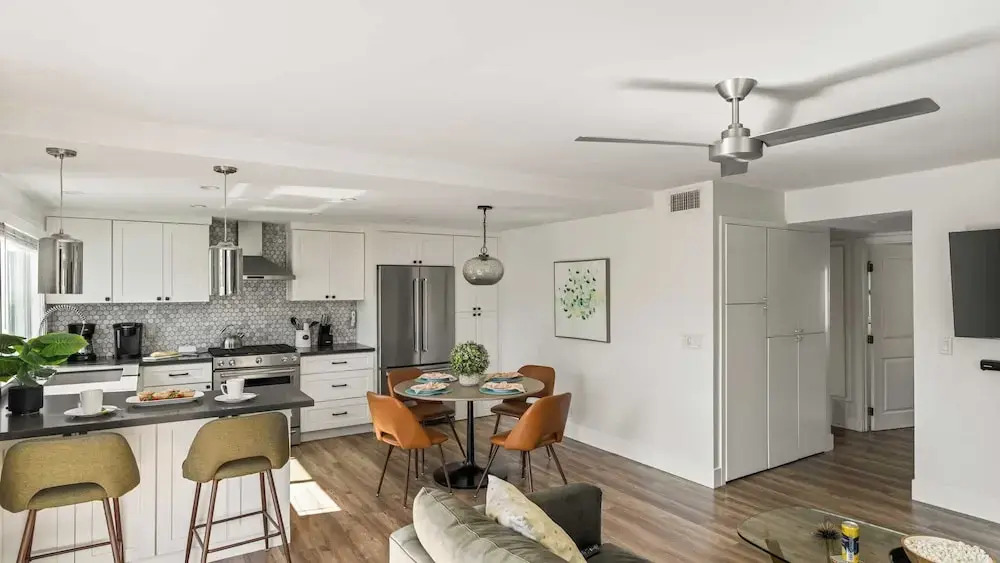 3 Condos, Steps to Beach, Rooftop Patio Trestles Trailhead Trio by Avantstay