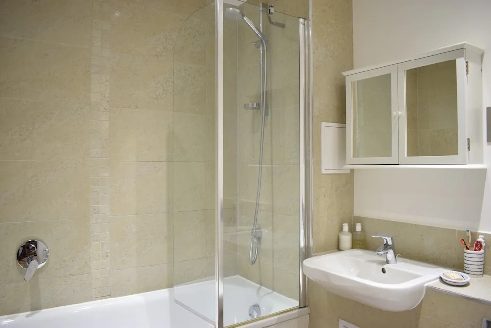 Modern 1 Bedroom Flat Near Riverside