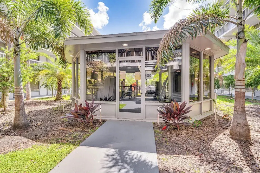 3 Mi to Disney World: Modern Studio