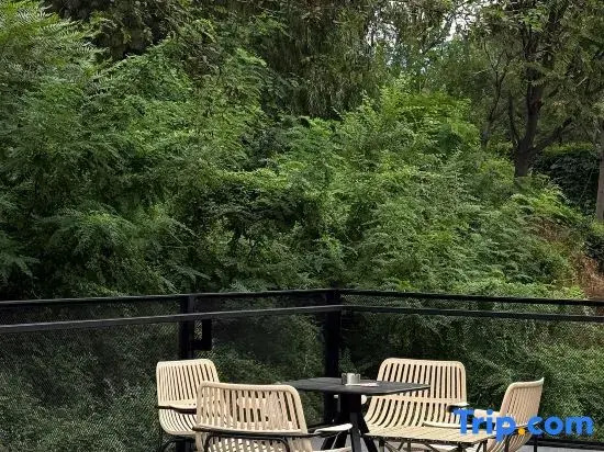 Hongri Mountain Residence Hotel