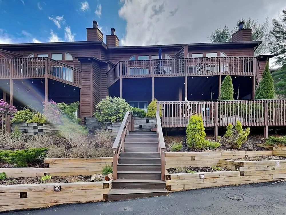 Sunplace 30 by Taylor Made Deep Creek