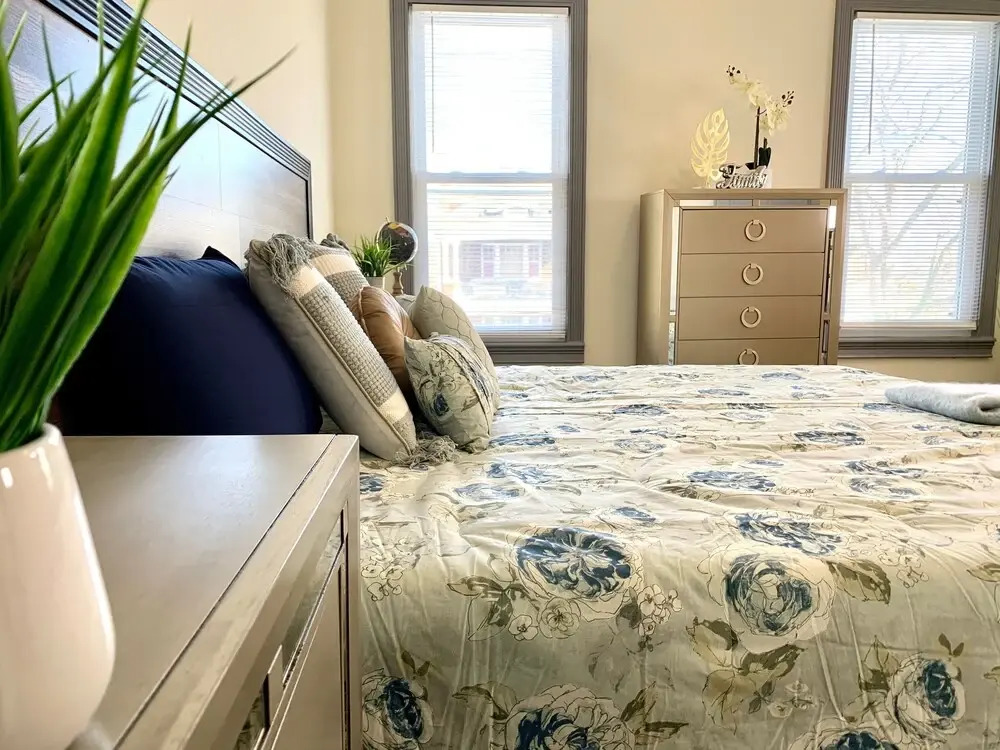 The Iron Scow - With Private Yard & Parking, Near Falls & Casino by Niagara Hospitality