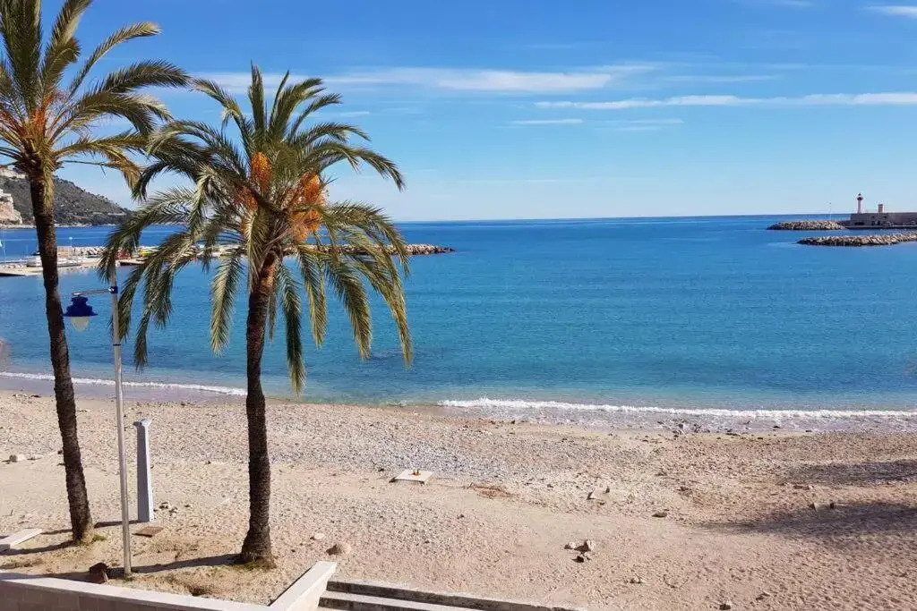 Menton, 2 pièces face à la mer, 2 minutes à pied du centre-ville.