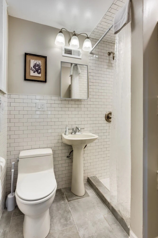 Classic 2 Bedroom Roscoe Village Apartment by AllSet Turnover