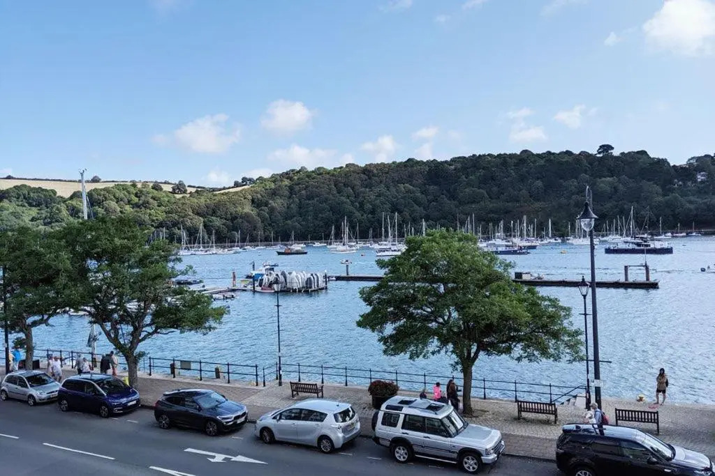 8 Mayflower Court - Apartment with river views, parking and on the level