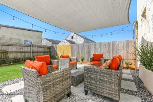 Upscale 2BR in Uptown by Hosteeva