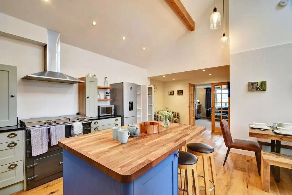 Holiday Home Near Bank Woods Nature Reserve, No Deposit