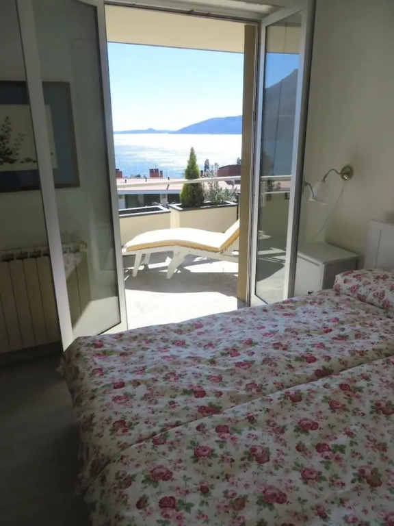Selva 1 Lake View Apartment in Ghiffa With Pool