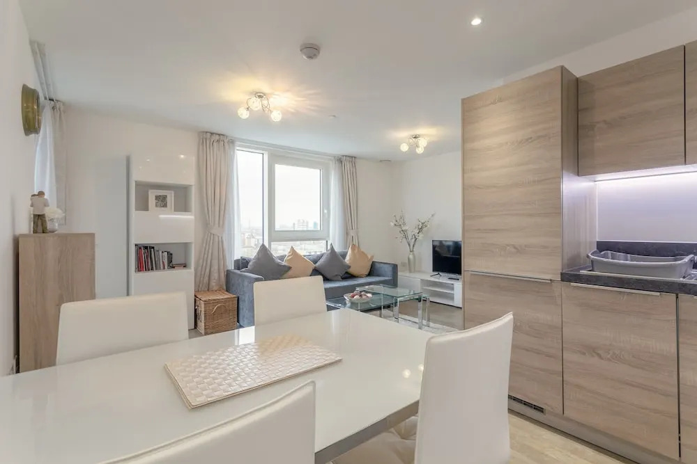 1 Bedroom Flat in Surrey Quays With Balcony