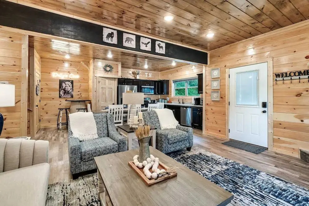 Modern 5 Bedroom Cabin Close-dollywood Game Room