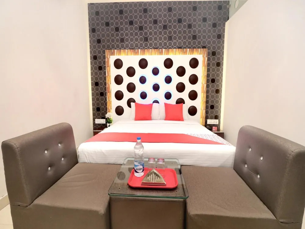 OYO 14829 Hotel J Cruise