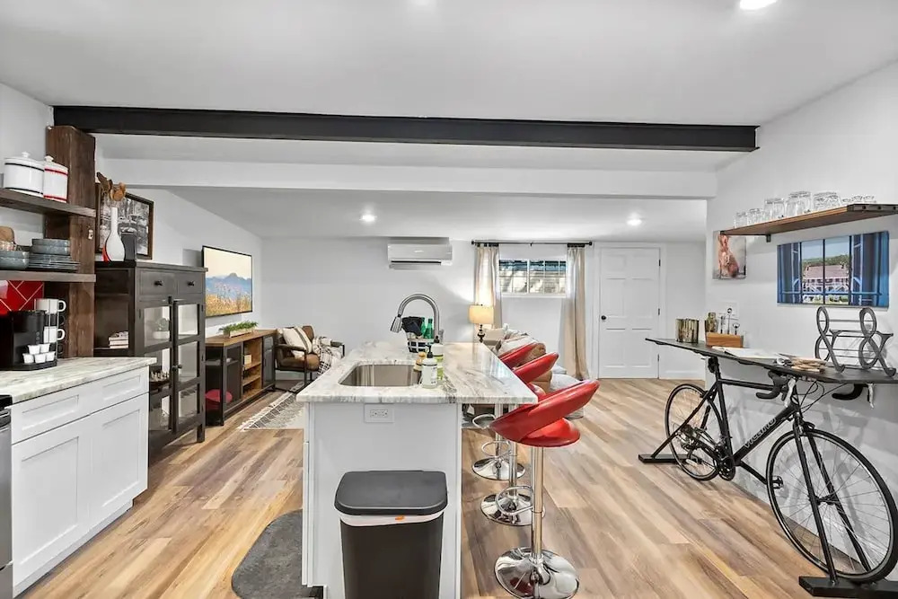 Renovated Bungalow With Work Space Kitchen Patio