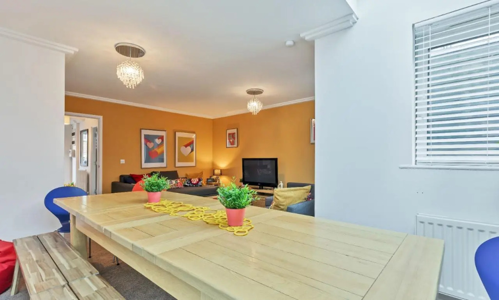 Central Big House | Large Group House | 4 Bedrooms 3 Bathrooms | Roof Terrace | City Centre