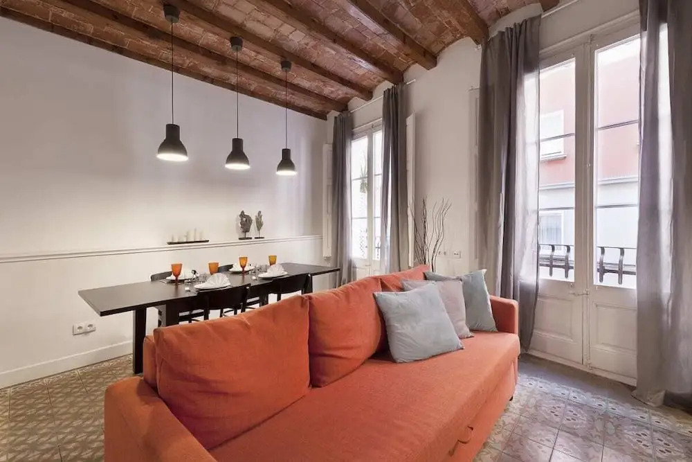 Welcoming 2 Bed With Balcony in Gracia