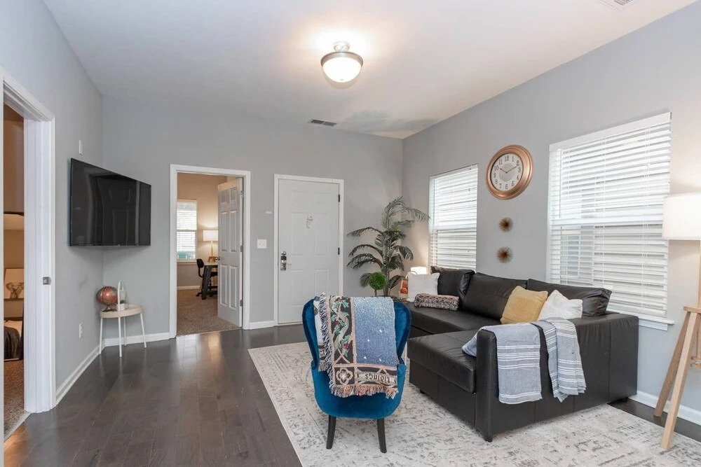 Beautiful 3BR2BA CozySuites |7 min to Lucas Oil