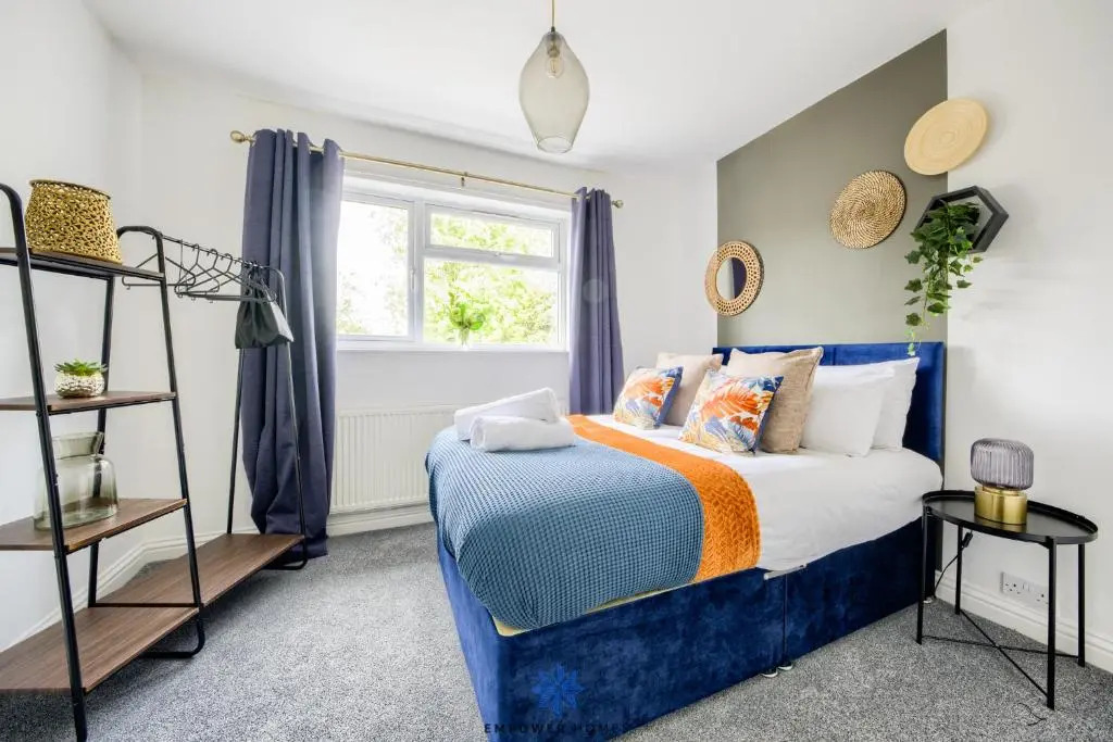 Coventry Large Stylish 4 Bedroom House, Sleeps 8, Private Parking, by EMPOWER HOMES rates incl VAT