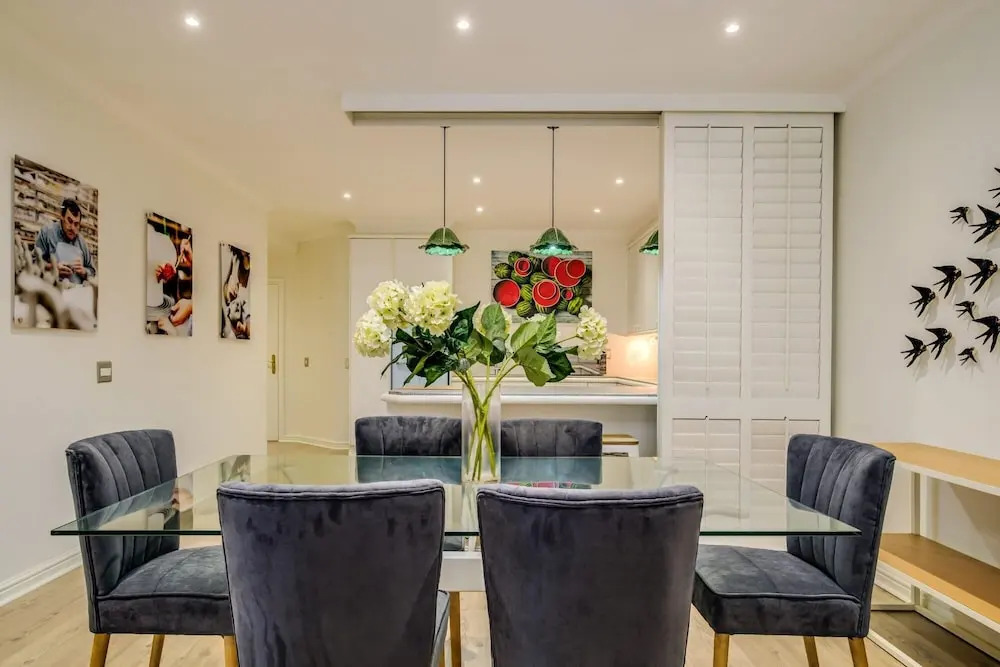 Contemporary Apartment Close to the Radisson Majolica