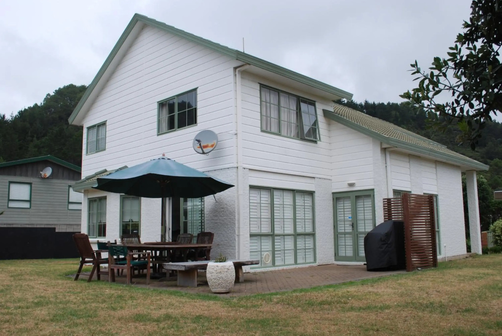 Kiwi Kuta with direct beach access -Matarangi Home