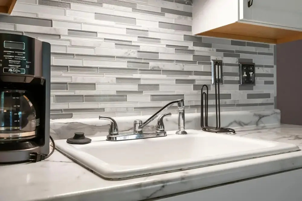 Warm Welcome Getaway Resort Stay for 6 With Amenities Near Downtown