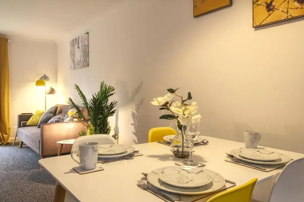 Central, Stylish 2-bed Apartment, with allocated parking