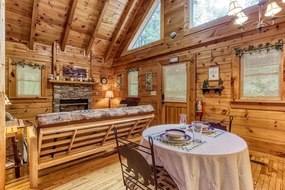 Cupid's Hideaway - Convenient To Downtown Gatlinburg And The National Park! 1 Bedroom Cabin by RedAwning