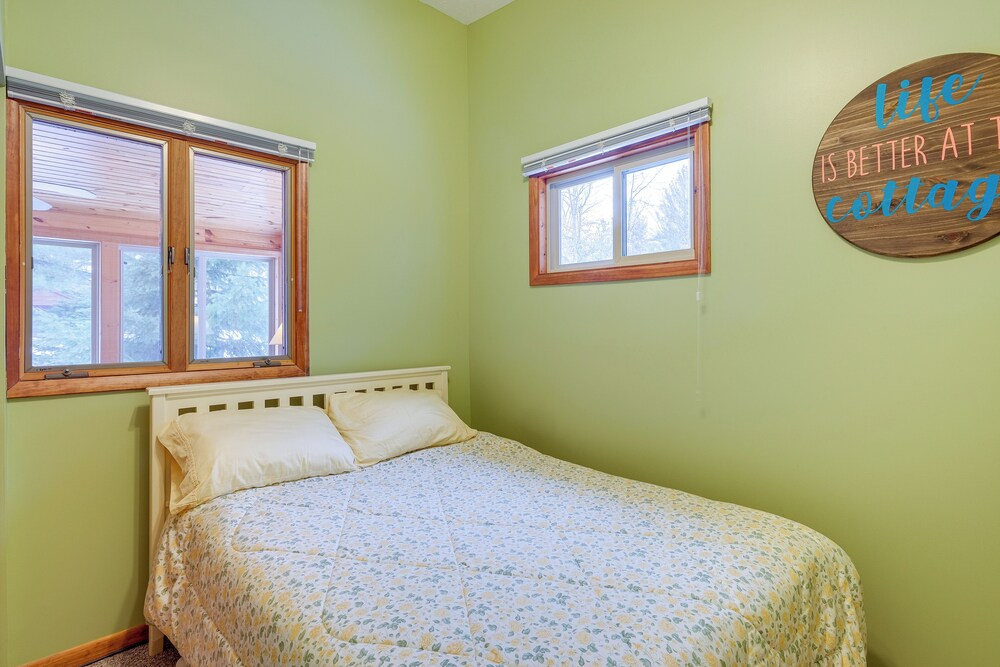 Cozy Cottage w/ Sunroom - Walk to Higgins Lake