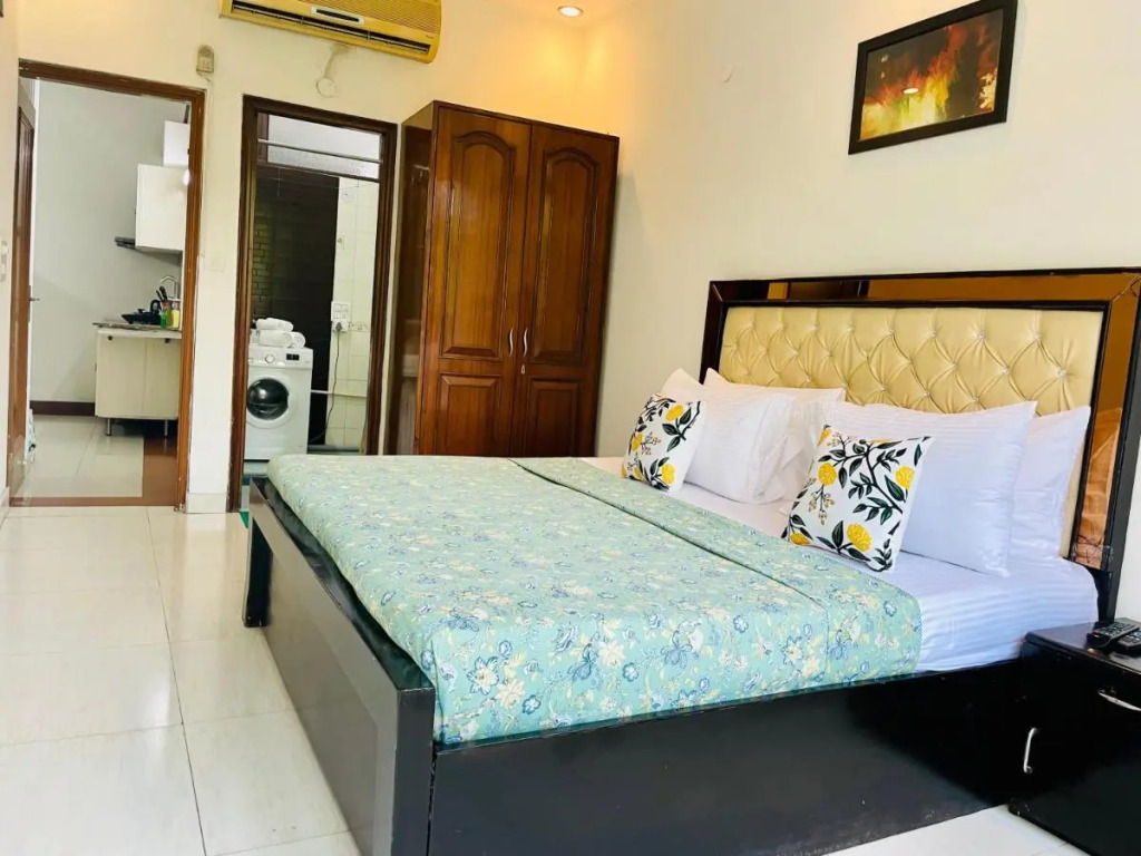 Bluo Studio Defence Colony Mkt - Kitchen, Balcony