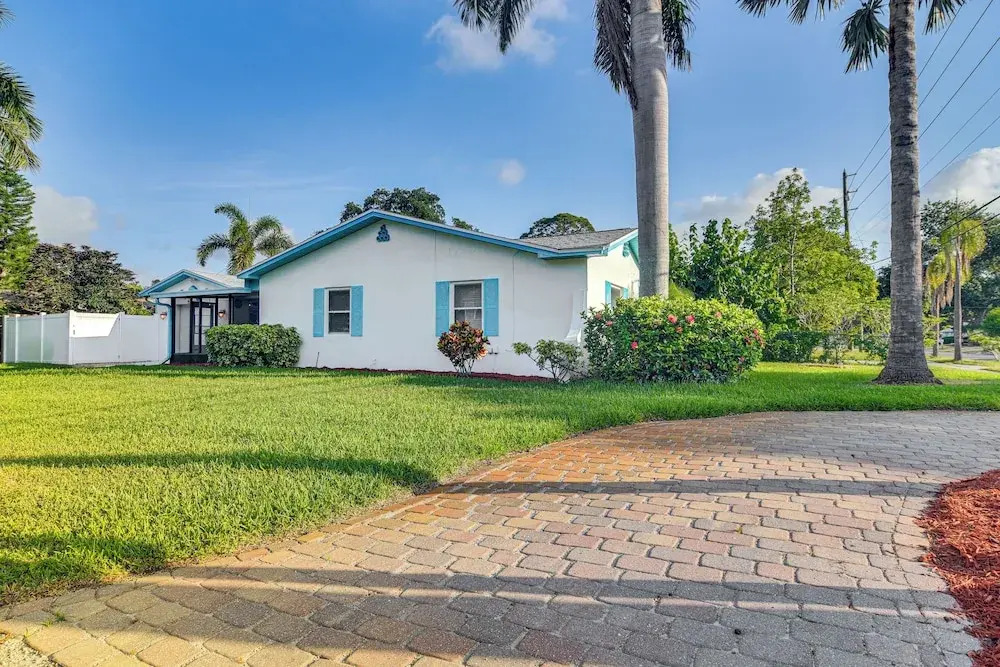 Lovely St Pete Beach Cottage, Walk to Beach & Town