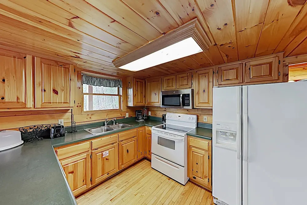 New Listing! Dollywood W/ Private Hot Tub 4 Bedroom Cabin