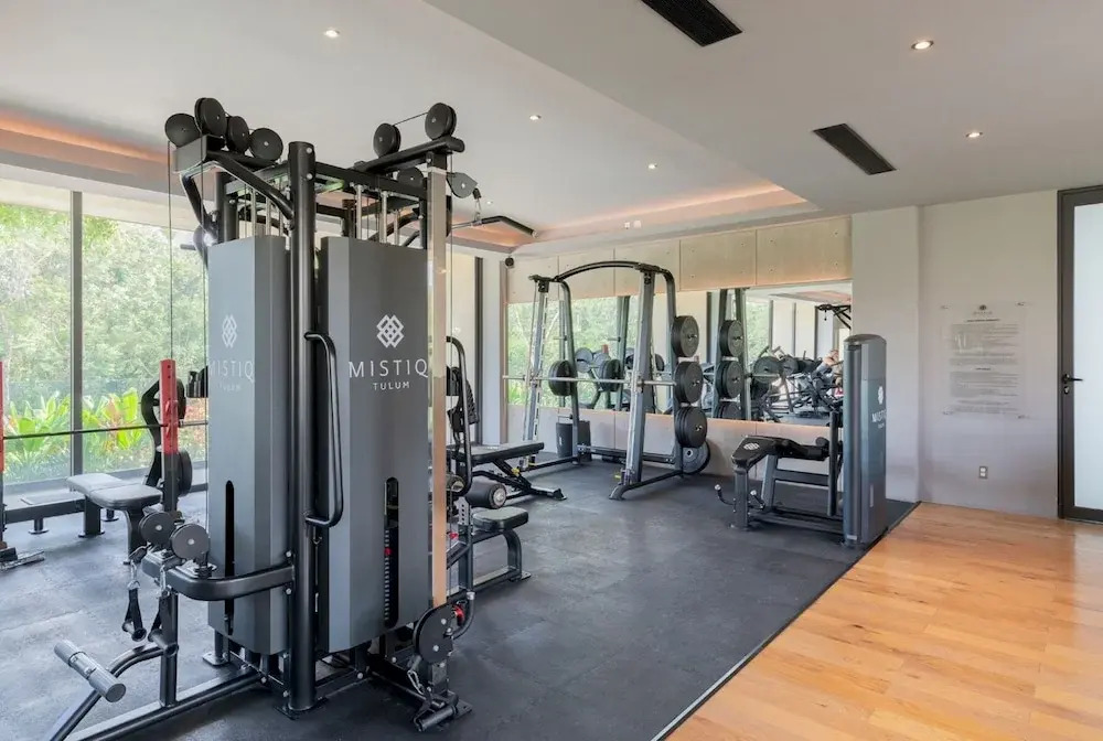 Luxurious Studio Best Ameneties GYM Stunning Pools Shuttle Service Wifi