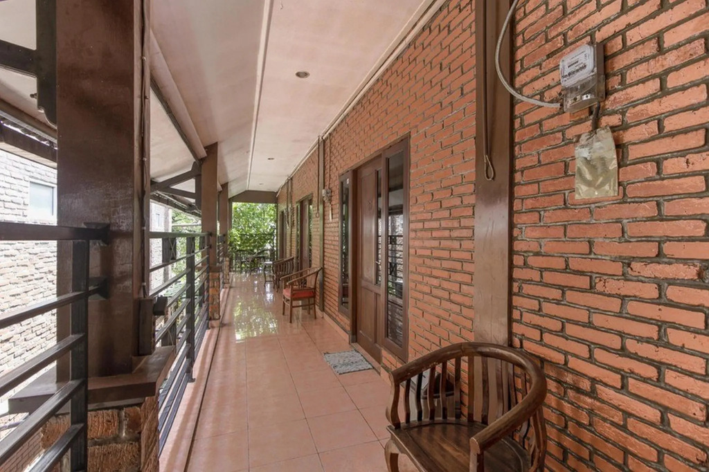 RedDoorz Plus At Ampera Raya