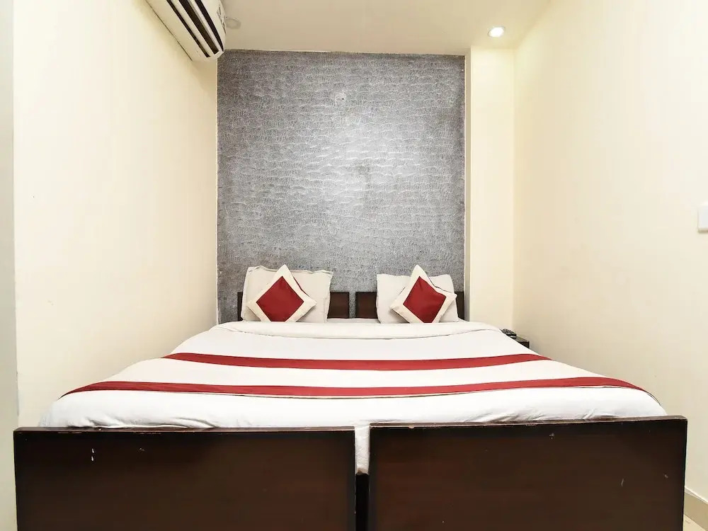 OYO 23677 Hotel Marina