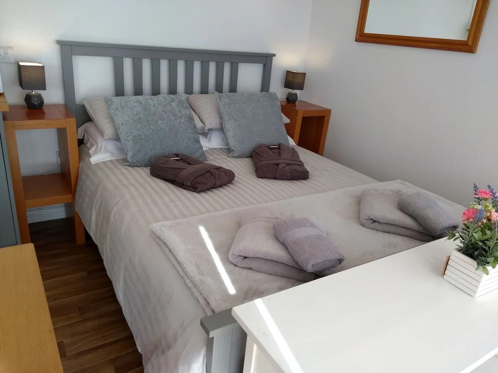 Cleeves Cabins Ailsa Luxury Lodge with hot tub