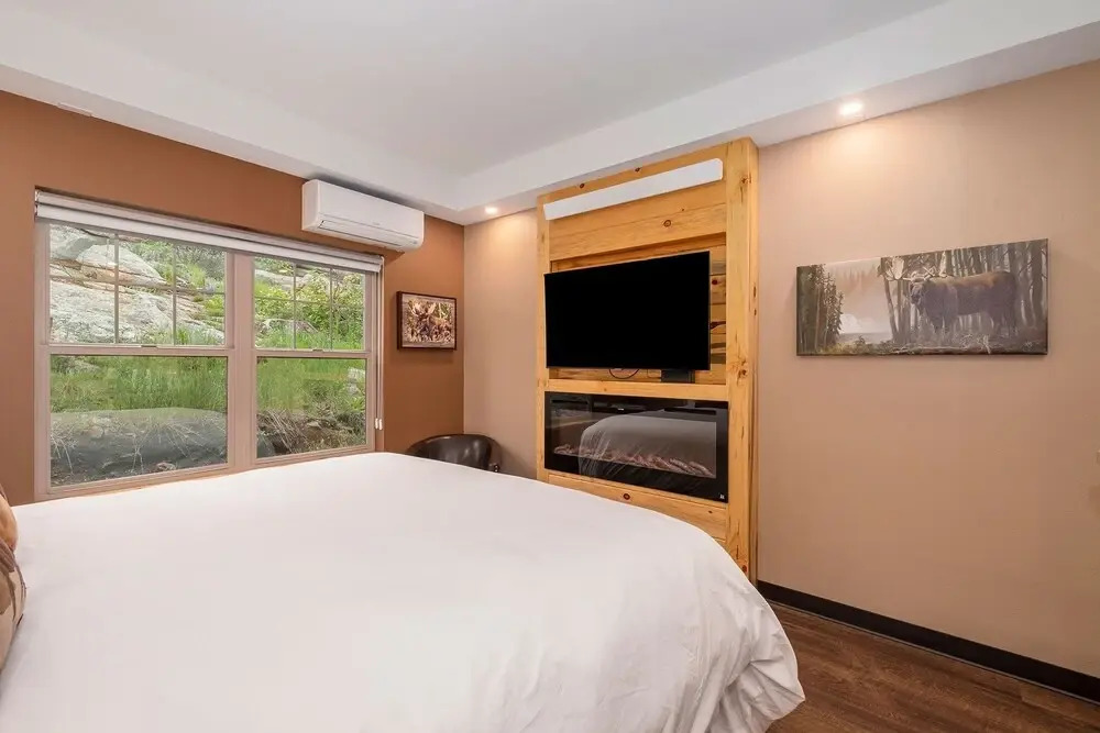 Solitude Moose Room 102 - Estes Park 1 Bedroom Studio by RedAwning
