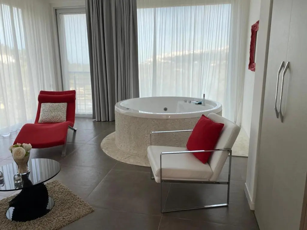 Max Luxury Suite