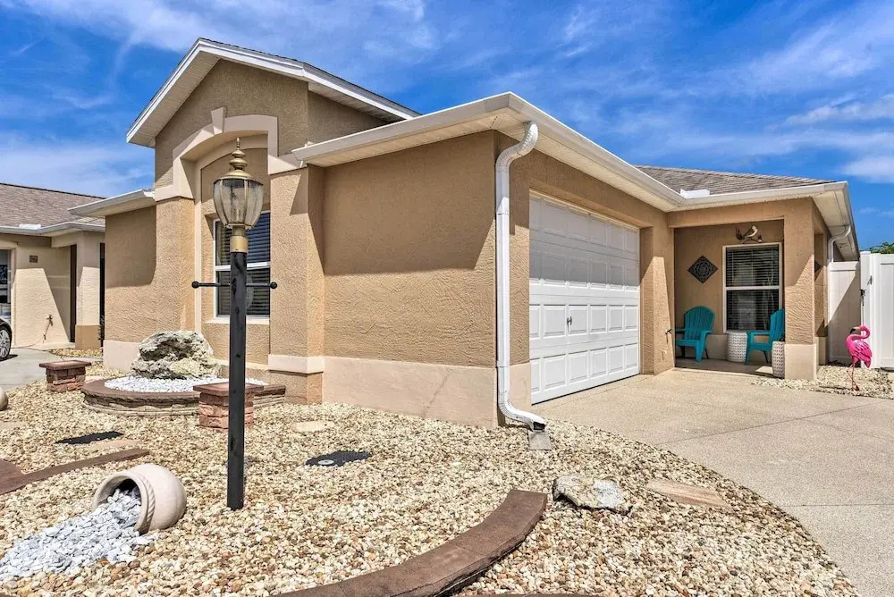 Sunny Courtyard Villa w/ Patio: Golf & Dine!