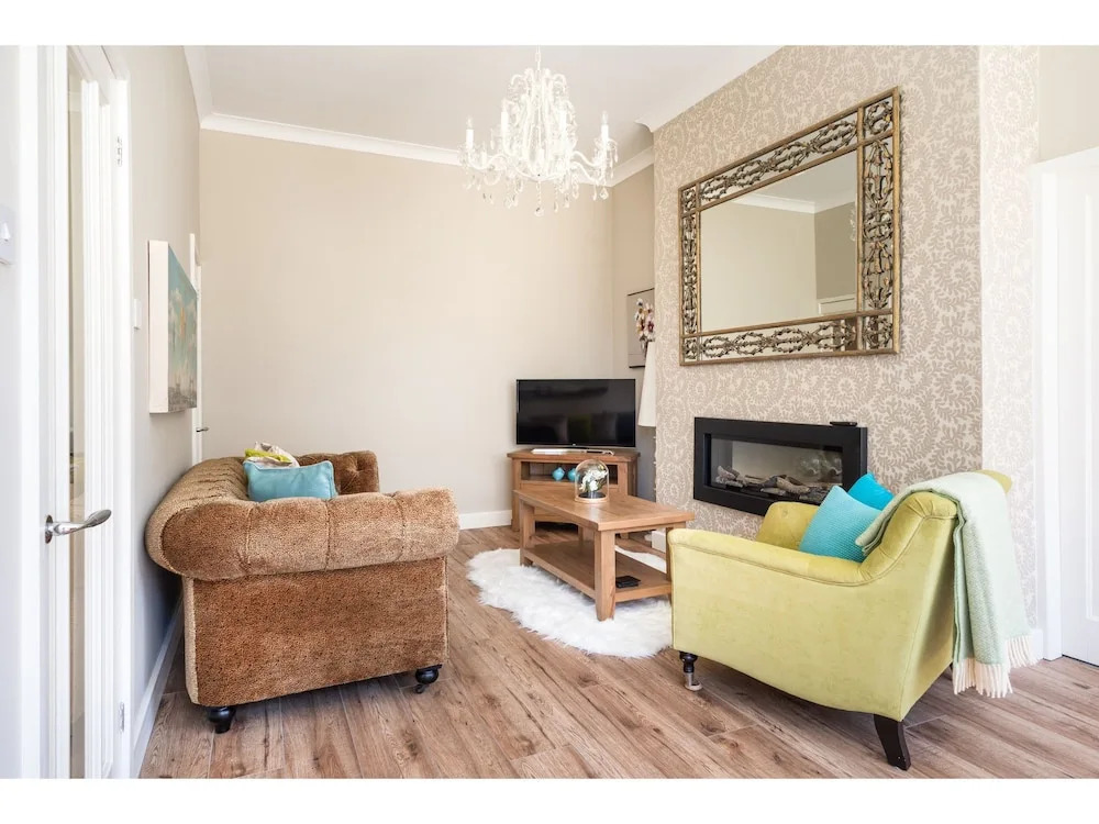 Stunning 1BR Apartment in Central York W/parking