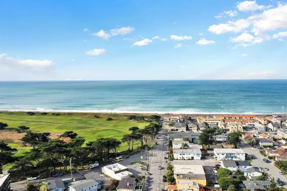 4 beds Private Unit Near BeachWalk, Golf, Trail