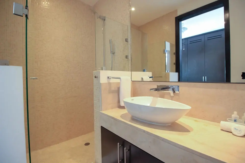Apt in Exclusive Building by Olahola