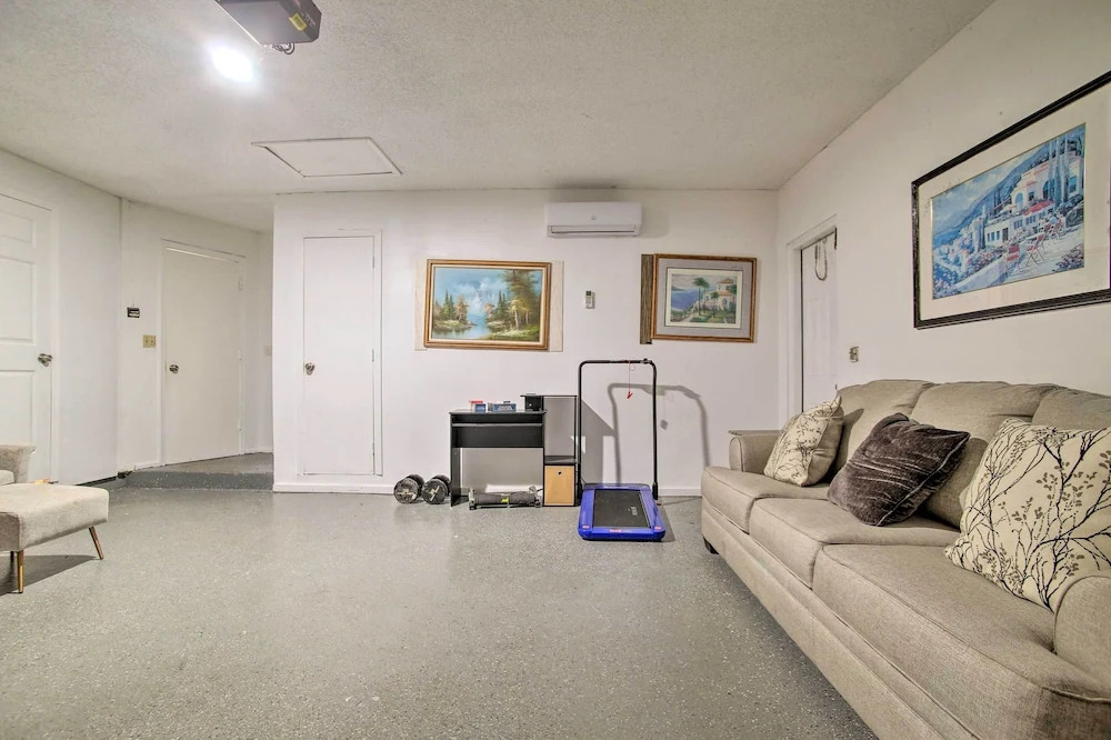 Lovely Lauderhill Retreat < 12 Mi to Beach!