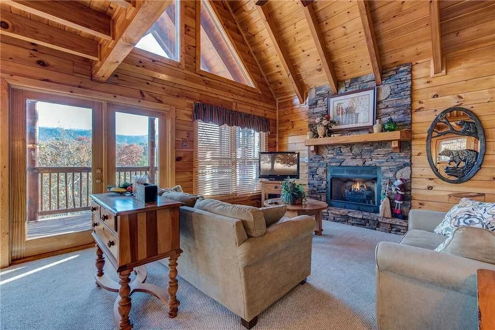 Chalet of Dreams, 2 Bedrooms, Sleeps 6, Pool Table, WiFi, Hot Tub, Mtn View