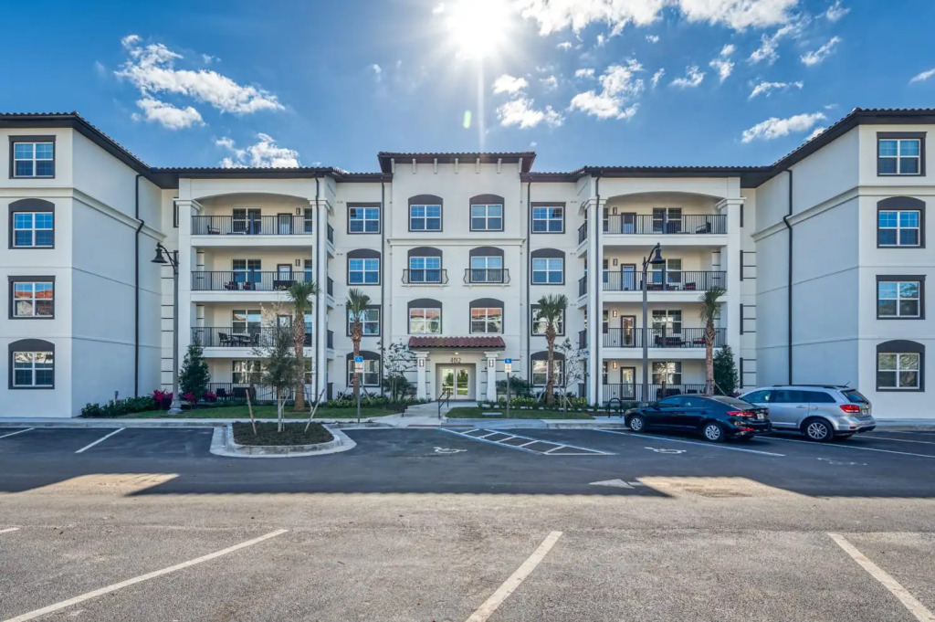 Comfortable home with balcony near Universal Parks