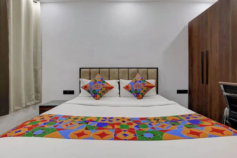 Fabhotel Groom Room